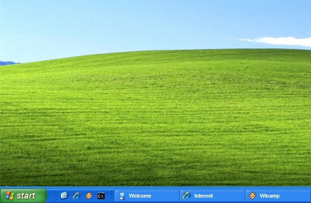 Tampilan desktop dan taskbar Windows XP (cr. Softpedia)