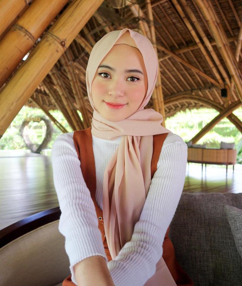 Pose cantik RRQ Vivi ketika berhijab. (Instagram/ @rrq_vivi)