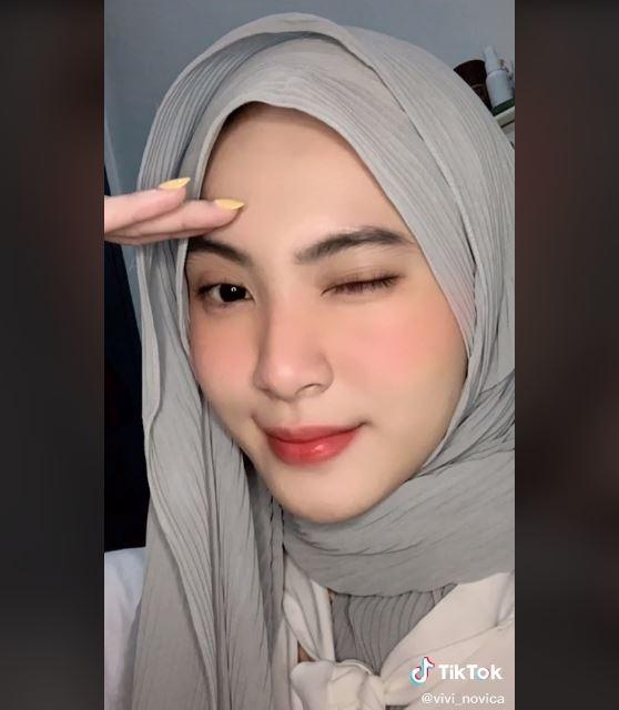 Pose cantik RRQ Vivi ketika berhijab. (TikTok/ @vivi_novica)