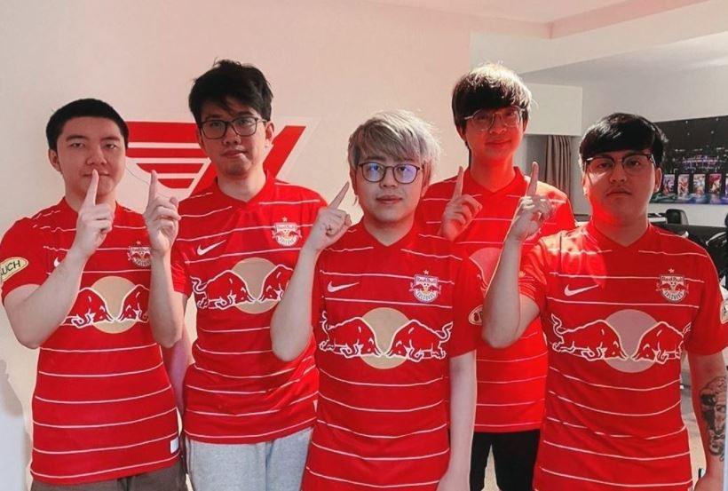 Whitemon dan Xepher membela T1 Esports. (Instagram/ t1.esports)