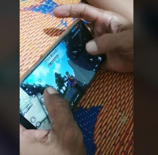 Bapak yang main game FF sama anak ini bikin netizen salfok. (TikTok/ @renandanainggolan)